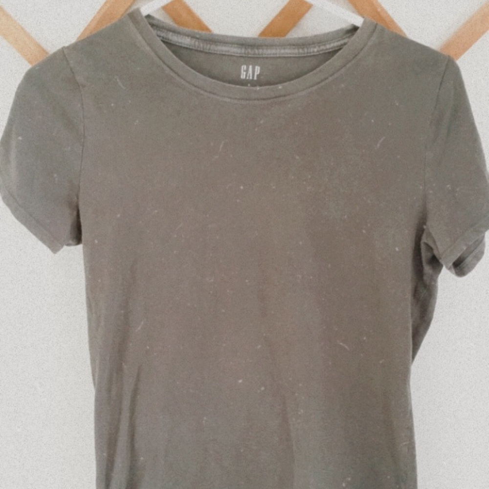 Gap grey olive tee. Size small.